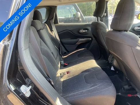 Used 2020 Jeep Cherokee Latitude FWD image 3