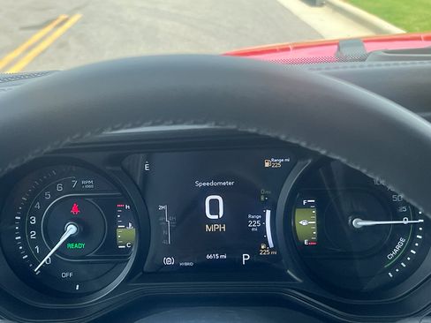 Used 2025 Jeep Wrangler Sahara image 23