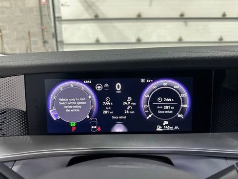 Certified 2025 Volkswagen Tiguan SE image 19