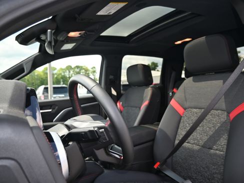 Used 2025 Chevrolet Colorado Z71 w/ Technology Package image 21