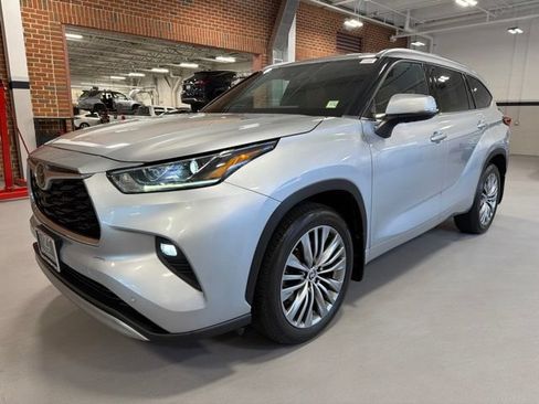 Used 2020 Toyota Highlander Platinum AWD/4WD image 3