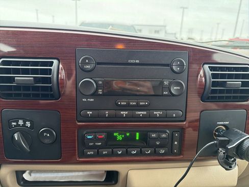 Used 2006 Ford F250 Lariat image 10
