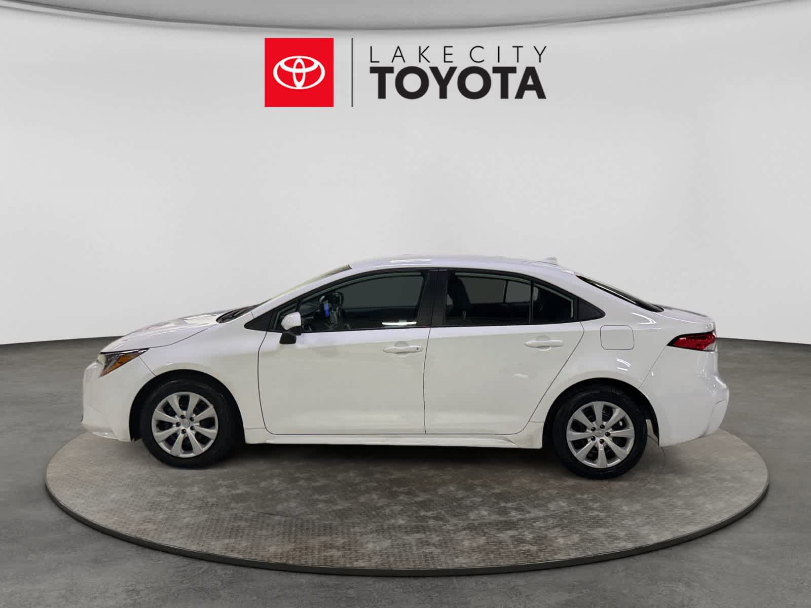 Used 2025 Toyota Corolla LE FWD image 3