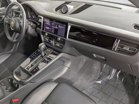 Certified 2025 Porsche Macan AWD/4WD image 24