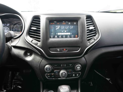 Used 2019 Jeep Cherokee Latitude Plus w/ Cold Weather Group AWD/4WD image 17