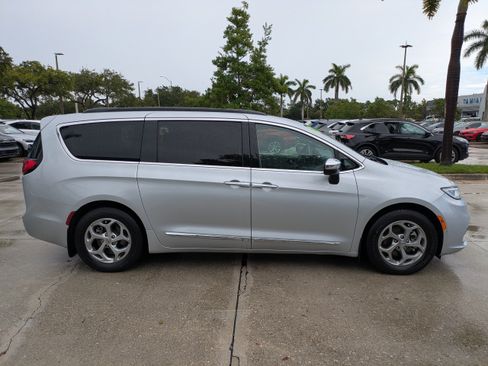 Used 2023 Chrysler Pacifica Limited w/ Uconnect Theater Family Group FWD image 3