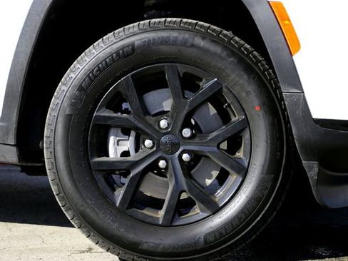 New 2025 Jeep Grand Cherokee L Laredo image 2