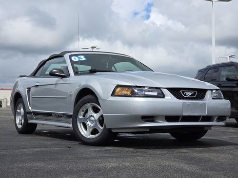 Used 2003 Ford Mustang Convertible RWD image 2