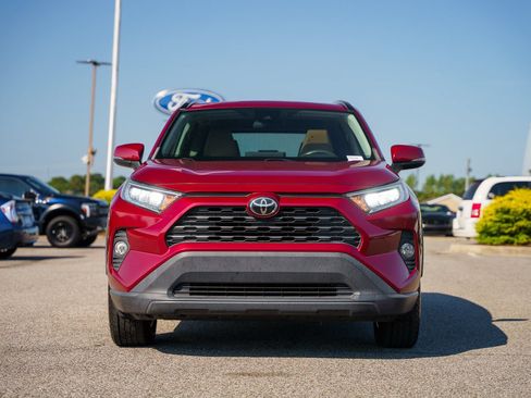 Used 2019 Toyota RAV4 XLE w/ Convenience Package FWD image 2