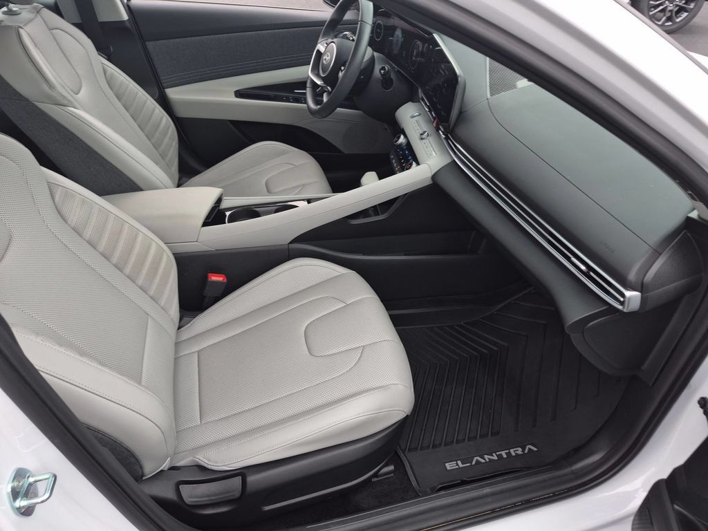 Used 2025 Hyundai Elantra Limited FWD image 35