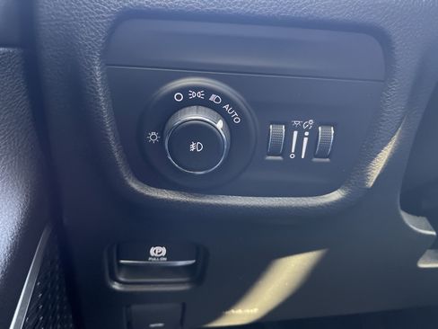 Used 2023 Jeep Grand Cherokee L Limited w/ Black Appearance Package image 22