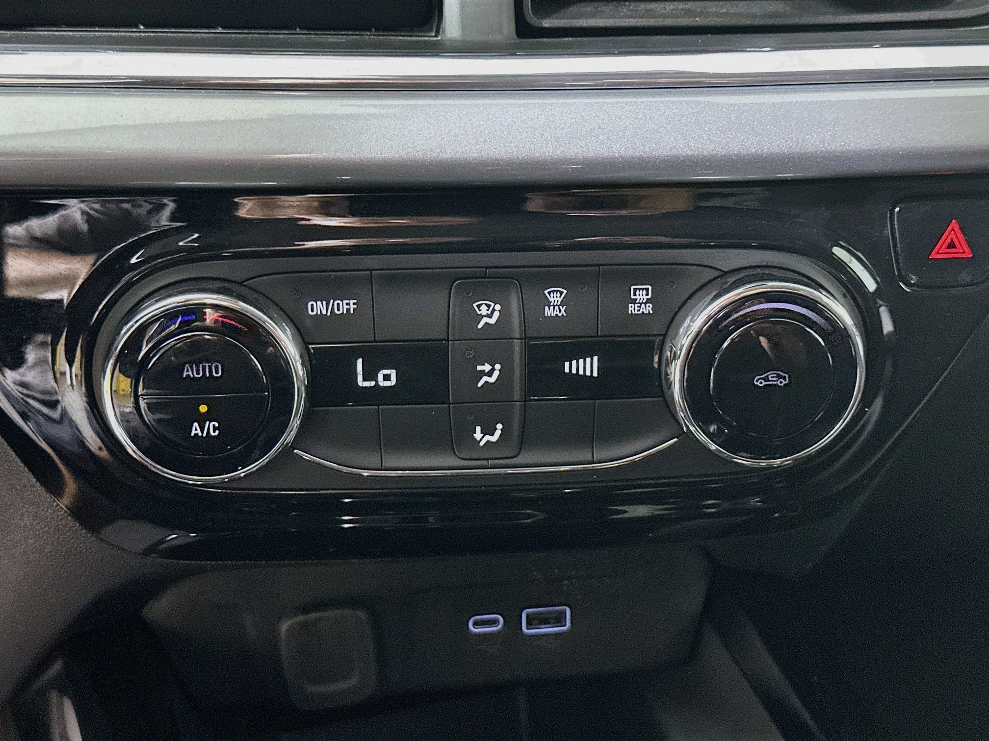 Used 2025 Chevrolet Trax LT FWD image 23