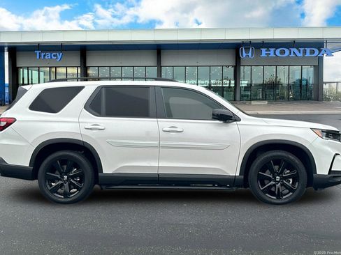 Certified 2025 Honda Pilot Black Edition image 3