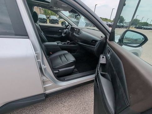 Used 2023 Nissan Rogue SV w/ SV Premium B Package FWD image 3