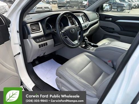 Used 2018 Toyota Highlander XLE AWD/4WD image 13