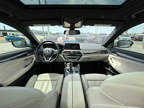 Used 2018 BMW 530e w/ Premium Package 2 RWD image 2