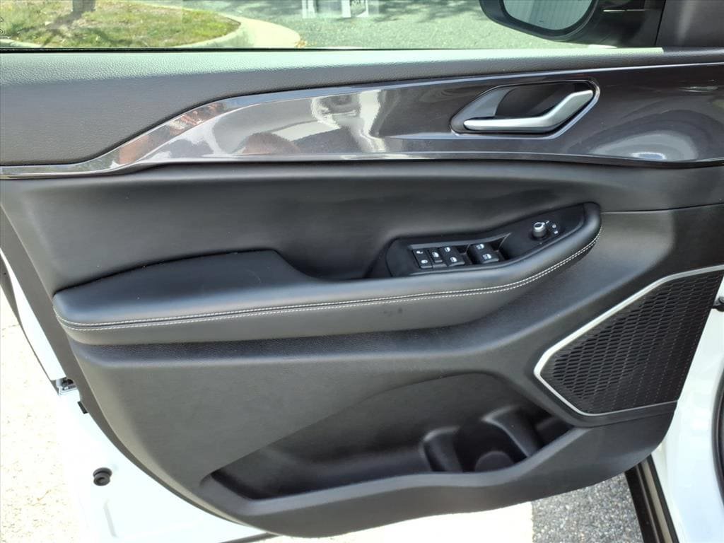 Used 2022 Jeep Grand Cherokee Laredo w/ Luxury Tech Group I RWD image 24