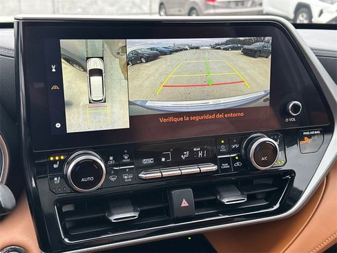 Used 2023 Toyota Highlander Platinum image 30