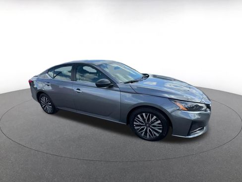 Used 2025 Nissan Altima 2.5 SV FWD image 2