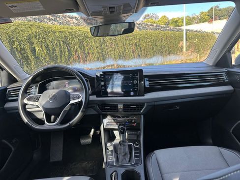 Used 2025 Volkswagen Jetta SE image 32