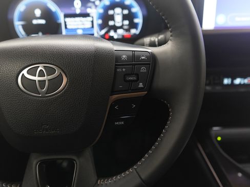 Used 2025 Toyota Crown XLE image 22