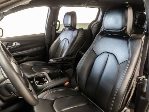 Used 2025 Chrysler Pacifica Select FWD image 9