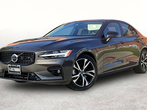 Used 2025 Volvo S60 B5 Core FWD image 16