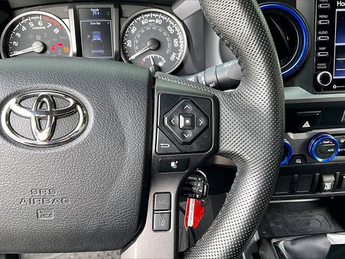 Used 2022 Toyota Tacoma TRD Off-Road image 11