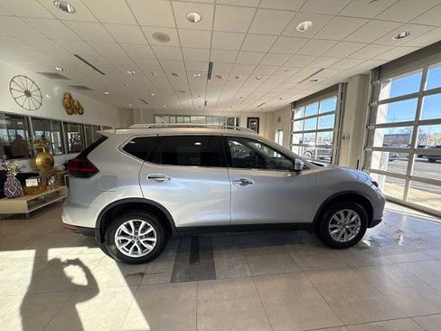 Used 2020 Nissan Rogue SV image 2
