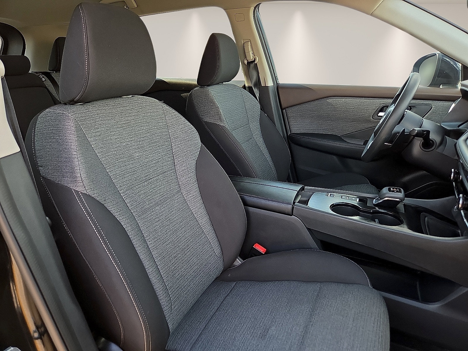 Used 2023 Nissan Rogue SV FWD image 8