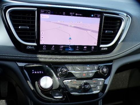 Used 2026 Chrysler Pacifica Limited FWD image 5