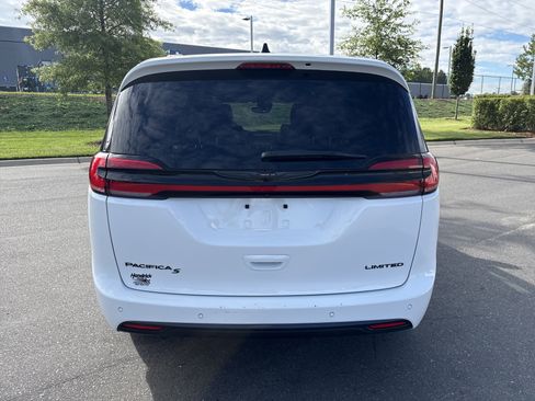 Certified 2025 Chrysler Pacifica Limited FWD image 8