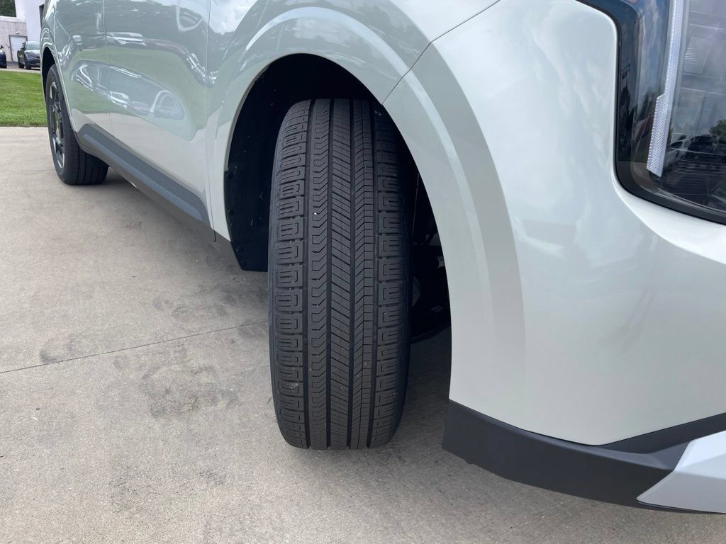 New 2027 Kia Carnival EX FWD image 17