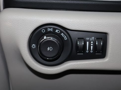 Used 2018 Chrysler Pacifica Touring-L w/ Premium Audio Group FWD image 23