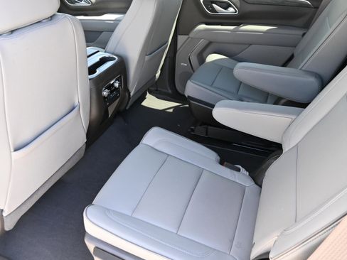 Used 2023 GMC Yukon SLT w/ SLT Premium Package RWD image 13
