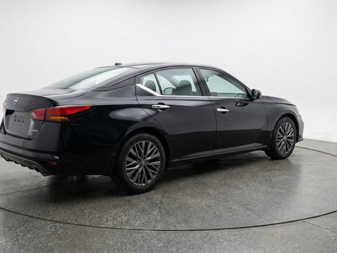 Used 2025 Nissan Altima 2.5 SV FWD image 9