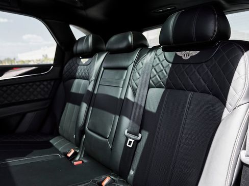 Used 2017 Bentley Bentayga AWD/4WD image 38