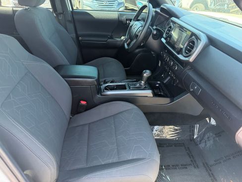 Used 2018 Toyota Tacoma TRD Off-Road w/ Technology Package AWD/4WD image 12