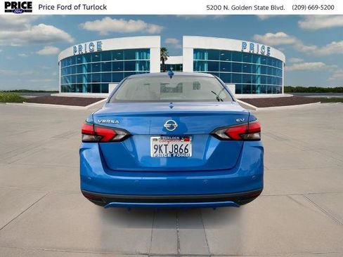 Used 2022 Nissan Versa SV image 6