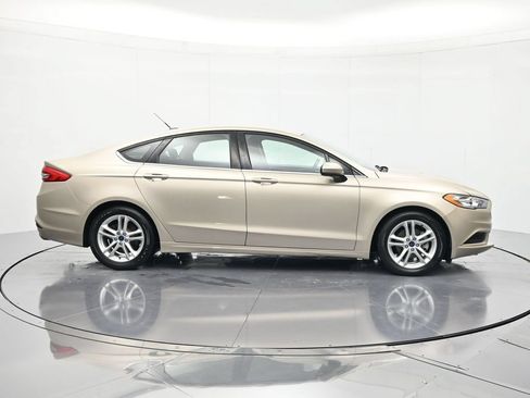 Used 2018 Ford Fusion SE w/ Fusion SE Technology Package FWD image 4