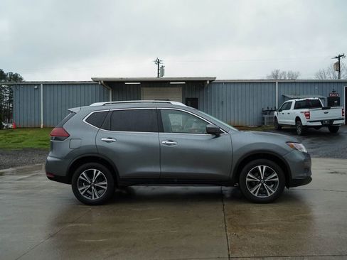 Used 2019 Nissan Rogue SV w/ Sun & Sound Touring Package image 3