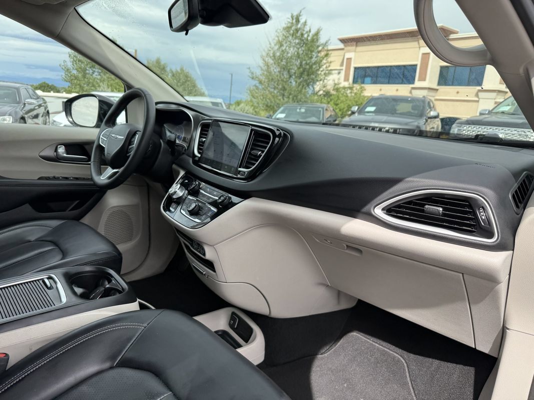 Used 2024 Chrysler Pacifica Touring-L FWD image 27
