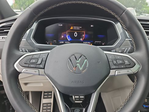 Used 2023 Volkswagen Tiguan SE R-Line image 15