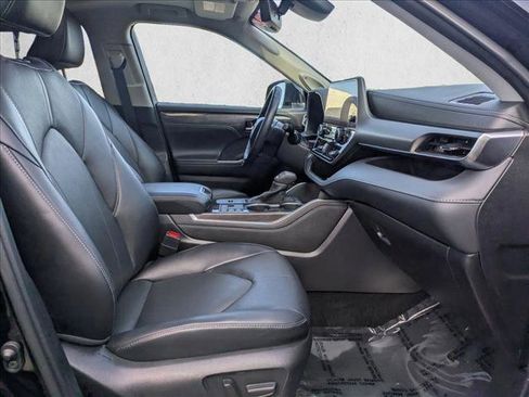 Used 2024 Toyota Highlander Limited image 20