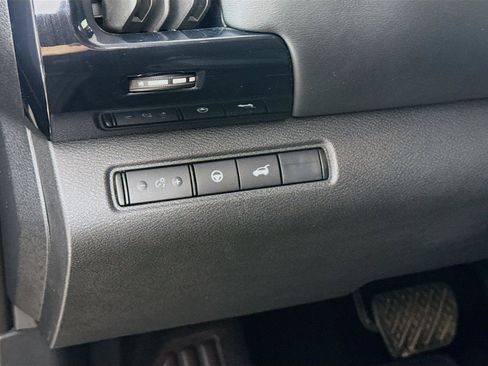 Used 2025 Nissan Pathfinder SV AWD/4WD image 14