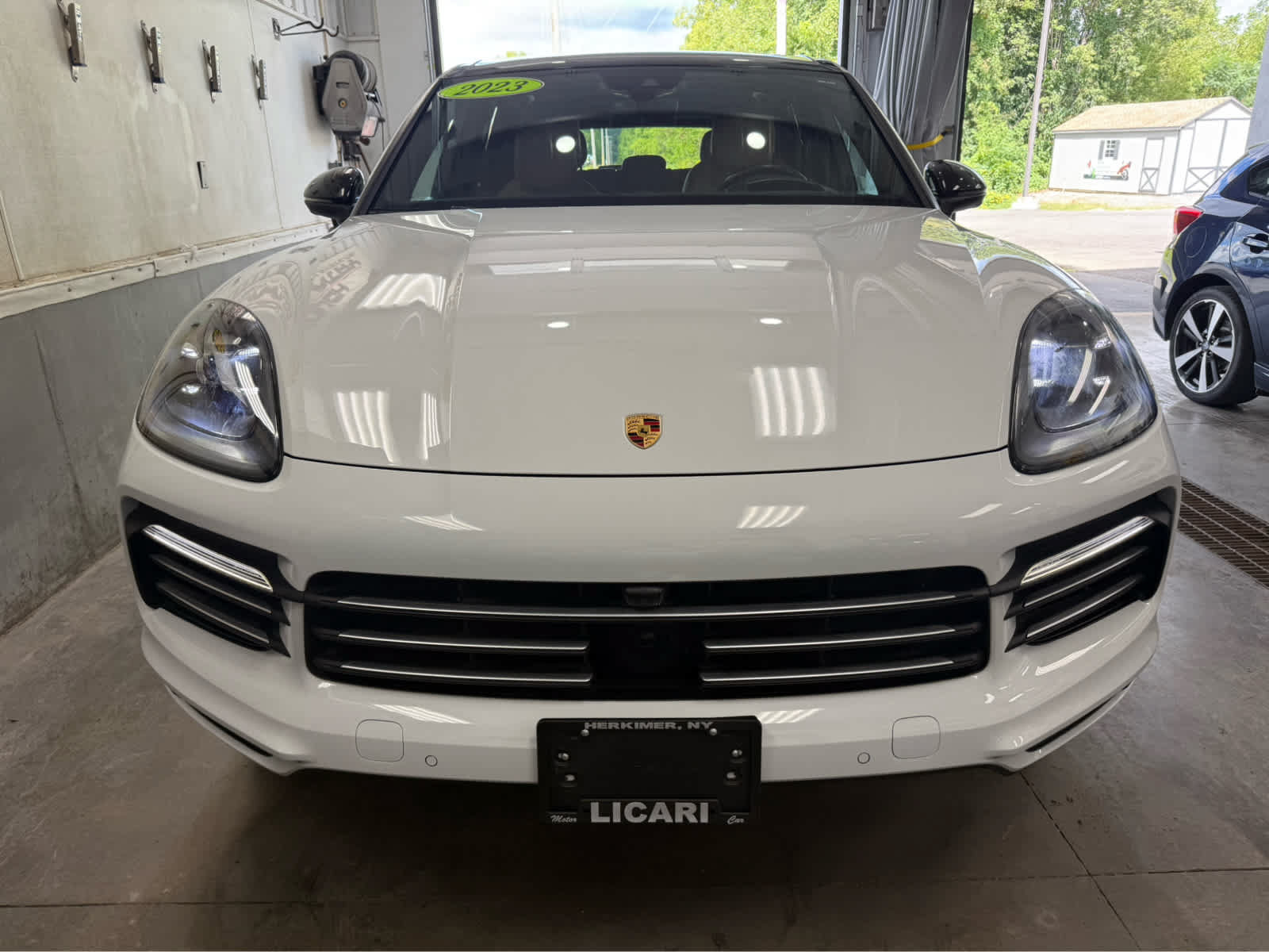 Used 2023 Porsche Cayenne Platinum Edition AWD/4WD image 2