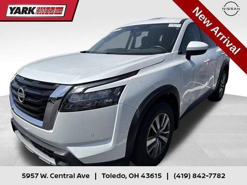 Certified 2025 Nissan Pathfinder SL w/ Cargo Package AWD/4WD image 1