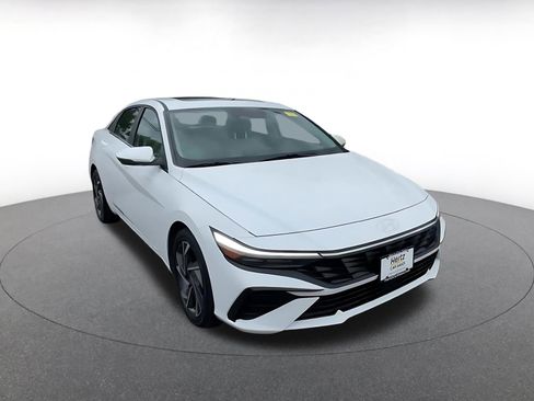 Used 2025 Hyundai Elantra Limited image 3