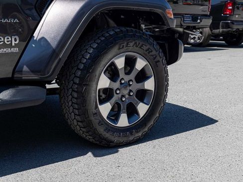 Used 2018 Jeep Wrangler Unlimited Sahara AWD/4WD image 9