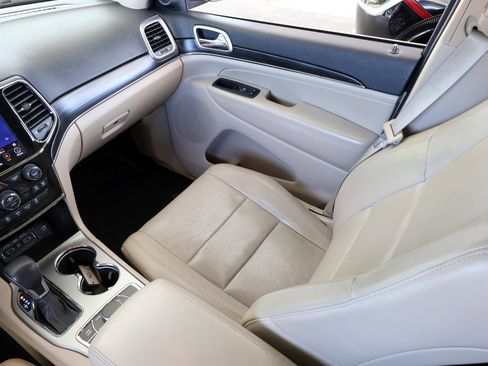 Used 2019 Jeep Grand Cherokee Limited w/ Luxury Group II image 18